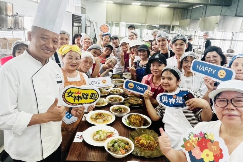 弘光科技大學舉辦「異國料理文化交流」活動,由弘光科技大學餐旅管理系老師曾楷翔(左1)授課。(弘光科大提供)中央社記者趙麗妍傳真 114年6月25日