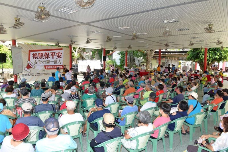新北三峽區5月發生重大車禍事故,引發高齡駕駛換照討論,交通部提出下修高齡駕駛換照年齡至70歲等改革措施,25日下午在苗栗市玉清宮前開講,吸引許多長者到場聆聽。(苗栗縣政府提供)中央社記者管瑞平傳真 114年6月25日