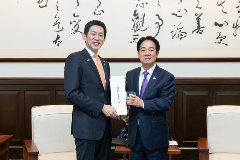 總統賴清德(右)25日下午接見日本前經濟安全保障擔當大臣、眾議員小林鷹之(左),期盼整合民主陣營優勢,共同打造具韌性與可信賴的「非紅供應鏈」。(總統府提供)中央社記者溫貴香傳真 114年6月25日