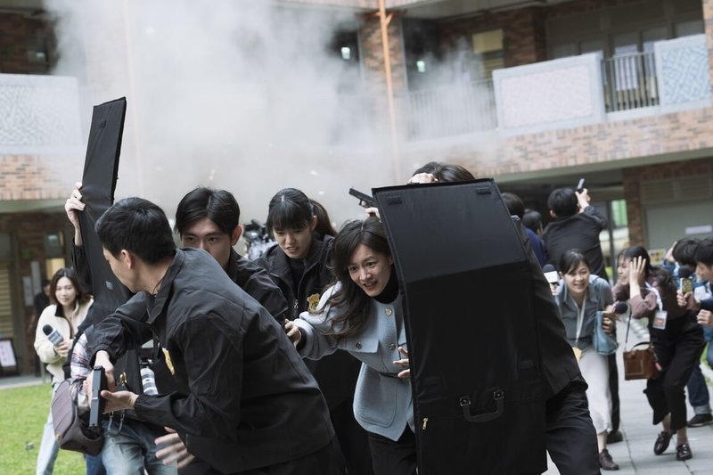 台劇「零日攻擊」描述台海戰爭危機,演員謝怡芬(Janet)(中)飾演總統,驚慌遭遇恐怖攻擊,劇情中大樓爆破巨響,引發現場一片驚恐。(牽猴子股份有限公司提供)中央社記者洪素津傳真 114年6月25日