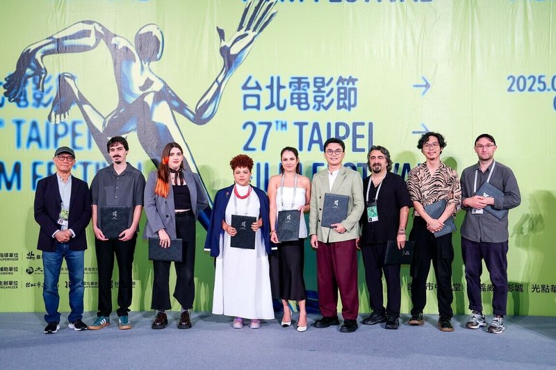 第27屆台北電影節國際新導演競賽24日頒獎,北影主席廖慶松(左1)跟入選片導演們合影留念,此次台灣電影「我家的事」獲得觀眾票選獎。(台北電影節提供)中央社記者王心妤傳真 114年6月25日