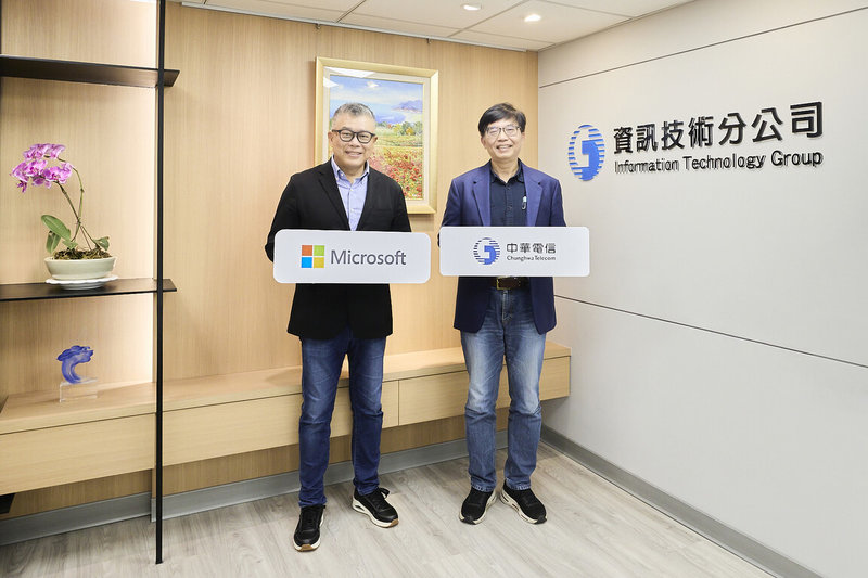 中華電信攜手微軟,全面加速AI應用開發與創新。中華電信資訊技術分公司副總經理鄭枸澺(右)及台灣微軟全球合作夥伴解決方案事業群總經理陳仲儒(左)合影。(中華電提供)中央社記者江明晏傳真 114年6月25日