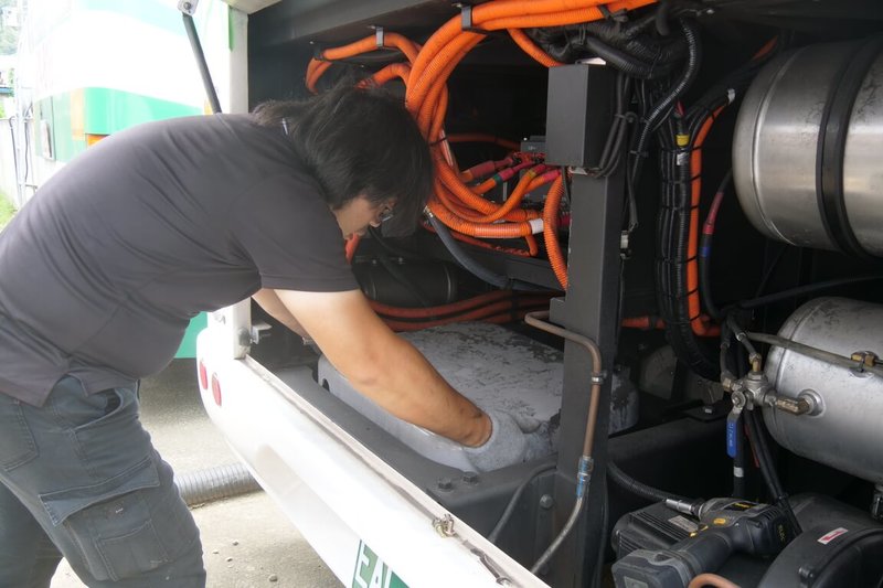 北市日前發生大都會客運電動公車火燒車,新北市交通局25日說,針對日前發生火燒車事故的同型車輛,進一步要求台北客運與三重客運640、656、637路線公車,自23日起由車廠加派技術人員進行更詳細系統總檢查。圖為車廠加派技術人員進行電池系統總檢查。(新北市交通局提供)中央社記者趙敏雅傳真 114年6月25日