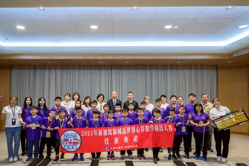 立法院長韓國瑜(後排中)今天接見中華民國珠心算數學協會一行,他代表立法院向所有選手致上最高祝福,預祝在「2025新加坡獅城盃世界心算數學競技大賽」大放異彩,奪得冠軍。 (立法院提供) 中央社記者王承中傳真 114年6月25日