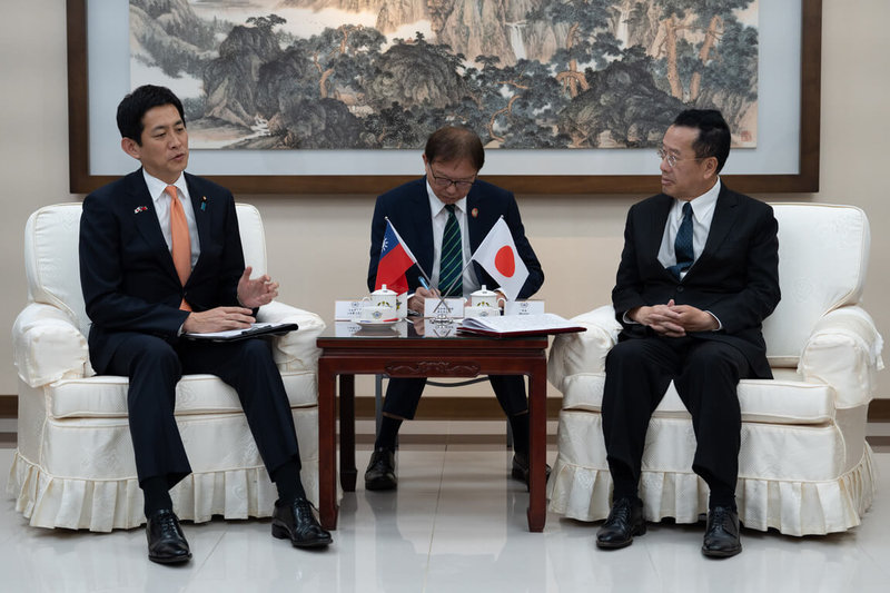 國防部長顧立雄(右)25日接見日本眾議院議員小林鷹之(左)。(國防部提供)中央社記者吳書緯傳真 114年6月25日
