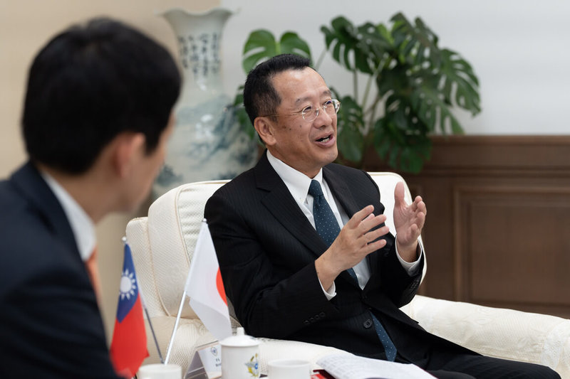 國防部長顧立雄(右)25日接見日本眾議院議員小林鷹之時表示,台日同為共享自由、民主等價值的重要夥伴。(國防部提供)中央社記者吳書緯傳真 114年6月25日