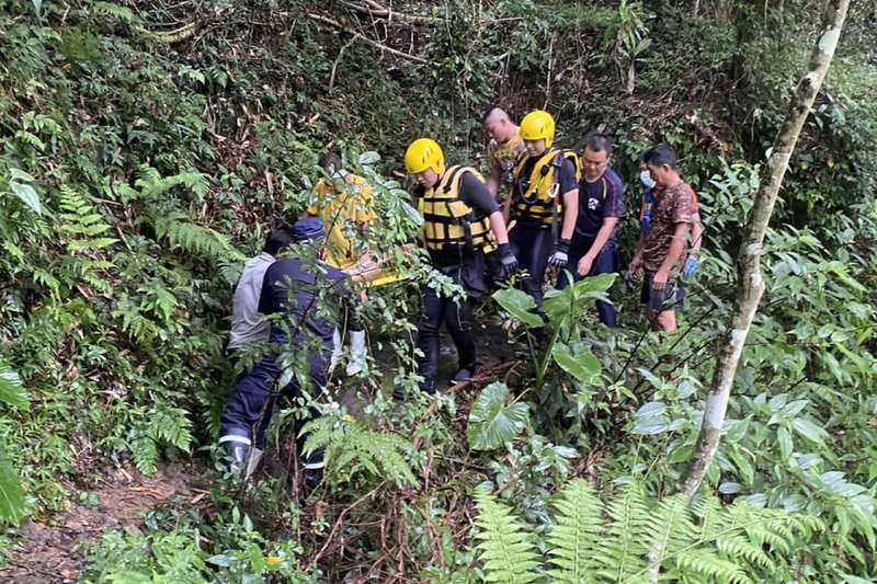 台南市政府消防局25日下午獲報,指南化區關山里千層岩瀑布有人溺水,抵達現場發現一名20歲男子,初步檢傷為OHCA(到院前心肺功能停止),先施以急救,人力搬運離開後由救護車送醫搶救。(讀者提供)中央社記者楊思瑞台南傳真 114年6月25日