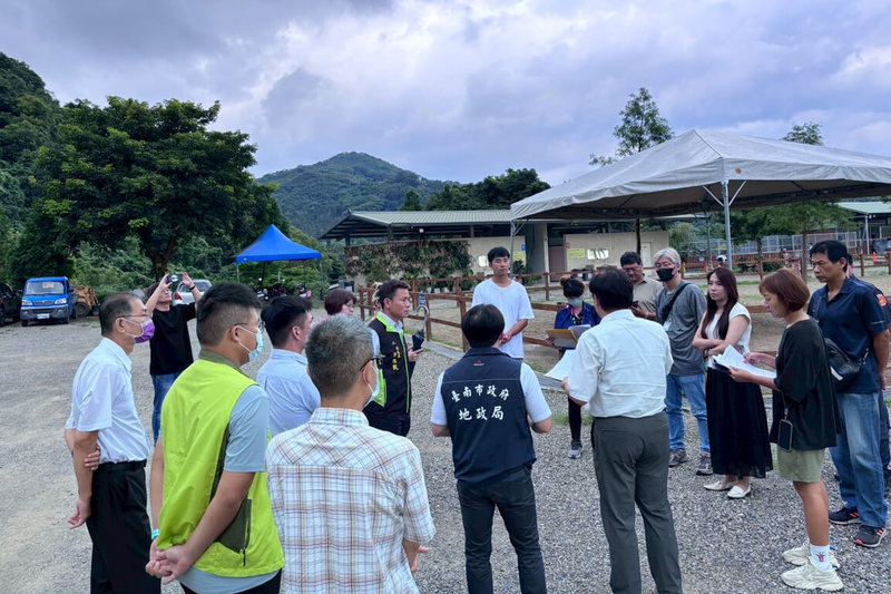 台南白河區「山裏咖啡」被檢舉違法鑿山壁闢建停車場,違法進行馬匹餵食、騎乘等互動行為,市府25日再次進行跨局處稽查。(台南市政府提供)中央社記者楊思瑞台南傳真 114年6月25日