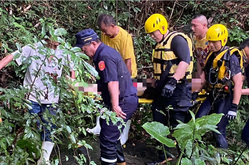 5名男大生25日下午前往台南市南化區關山里千層岩瀑布戲水,其中20歲侯姓男子溺水,救難人員抵達檢傷為OHCA(到院前心肺功能停止),送醫搶救仍不治。(讀者提供)中央社記者楊思瑞台南傳真 114年6月25日