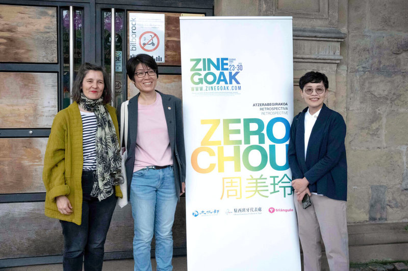 西班牙畢爾包第22屆「ZINEGOAK國際同志電影節」將年度榮譽獎頒發給台灣導演周美玲,並於22日至25日舉辦「周美玲電影專題回顧展」。圖為電影節總監Alaitz Arenzana(左)、周美玲的伴侶、攝影師劉芸后(中)與駐西班牙代表處文化組長張祐瑄(右)合影。(ZINEGOAK國際同志電影節提供)中央社記者胡家綺馬德里傳真 114年6月25日