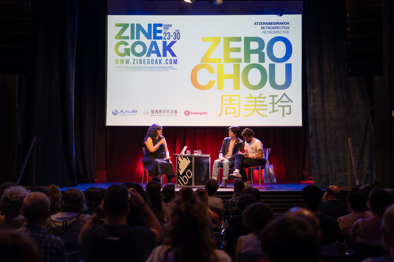 西班牙畢爾包第22屆「ZINEGOAK國際同志電影節」聚焦的國際影人為台灣導演周美玲,22日舉行「影人對談講座」,由周美玲的伴侶、攝影師劉芸后(中)代為出席,與當地性別議題工作者Irantzu Varela(左)對談。(ZINEGOAK國際同志電影節提供)中央社記者胡家綺馬德里傳真 114年6月25日