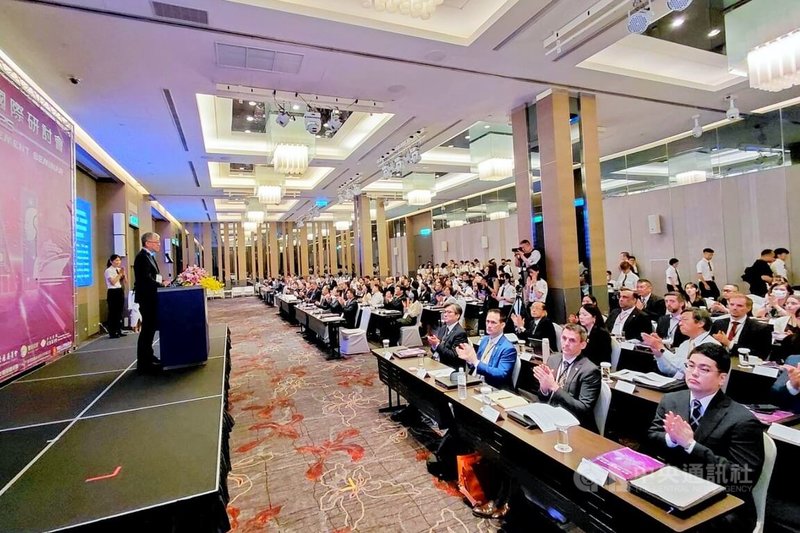 內政部移民署與大陸委員會、交通部觀光署、桃園國際機場公司及財團法人昇恆昌基金會,25日共同在桃園國際機場凱悅酒店舉辦第15屆「國境管理國際研討會」,邀請近180位國內、外政府機關、航空公司代表及專家學者參加討論。中央社記者吳睿騏桃園機場攝 114年6月25日