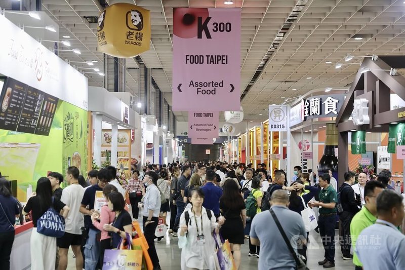 台北國際食品系列展25日開幕,貿協表示,今年展覽共有1700家企業、4500個攤位,參展規模創新高,邀請3000位國際買主來台,預期參展人數將達4.5萬。中央社記者王飛華攝 114年6月25日