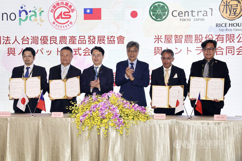 2025年台北國際食品系列展25日登場,農業部長陳駿季(右3)出席「台灣館」開幕典禮,見證兩項台日簽署合作,象徵台日農業貿易邁向新階段,其中包含稻米採購意向書簽署。中央社記者王飛華攝 114年6月25日