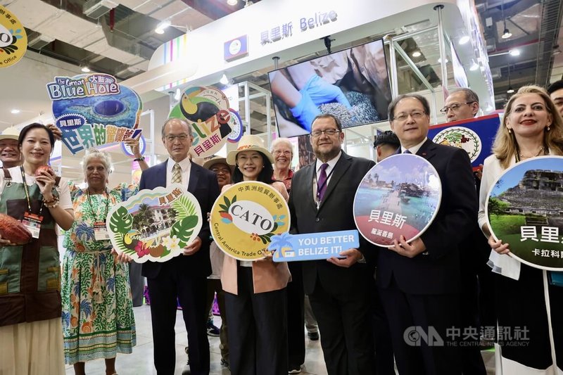 台北國際食品系列展「拉丁美洲館」25日開幕,共有來自瓜地馬拉、巴拉圭、貝里斯3國29家廠商參展,帶來各具代表性的農漁產品與加工食品。瓜地馬拉駐台大使艾特維(Luis Raúl Estévez López)(前排右3)等出席開幕式。中央社記者王飛華攝 114年6月25日