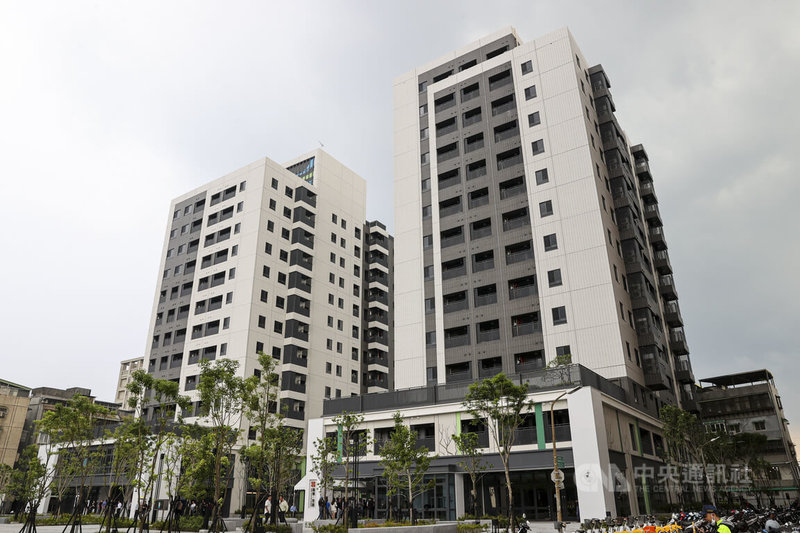國家住宅及都市更新中心興建的中央社會住宅首波4案共1470戶社會住宅已開放民眾申請入住;位於台北市萬華區「萬華安居」25日舉行開箱活動,行政院長卓榮泰帶隊走訪替民眾把關品質。圖為「萬華安居」社宅外觀。中央社記者鄭清元攝 114年6月25日