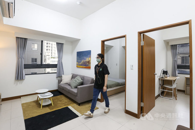 國家住宅及都市更新中心興建之中央社會住宅首波4案共1470戶社會住宅已開放民眾申請入住;位於台北市萬華區「萬華安居」25日舉行開箱活動。圖為社宅內2房型格局。中央社記者鄭清元攝 114年6月25日