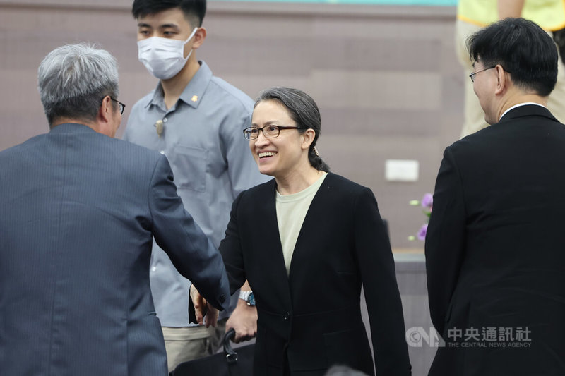 副總統蕭美琴(中)25日下午在台大醫院國際會議中心出席「第10屆優良工地主任表揚典禮」,抵達現場時與貴賓握手致意。中央社記者趙世勳攝 114年6月25日