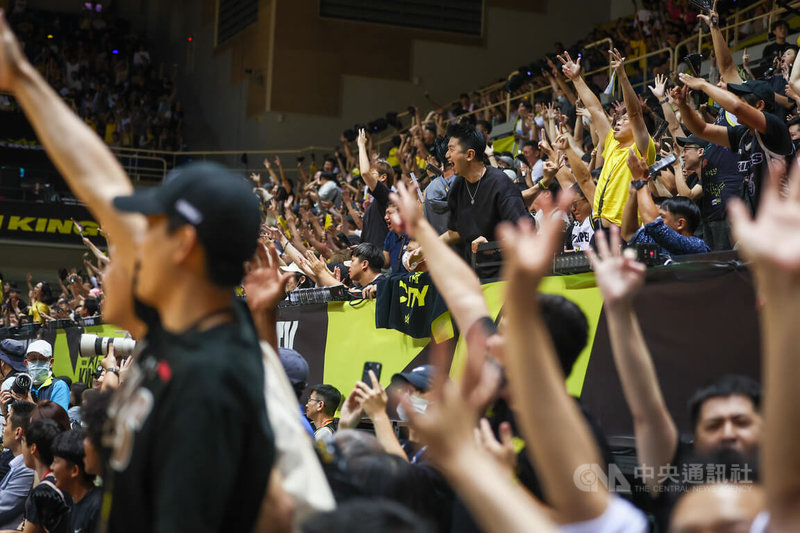台灣職業籃球大聯盟(TPBL)新北國王前役在客場不敵高雄全家海神,讓雙方總冠軍系列戰以2比2扯平,25日回到主場新莊體育館順利搶下聽牌優勢,場邊球迷開心吶喊慶祝。中央社記者王騰毅攝 114年6月25日