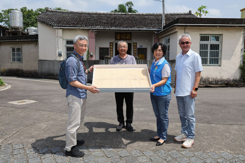 日治時期北埔客籍木匠師鍾娘德作品遍及廟宇與茶廠,後代25日將其188件手繪建築圖稿捐予新竹縣文化局,局長朱淑敏(右2)表示,感謝國立台灣博物館協助納入「建築圖說數位典藏計畫」,加速掃描與保存,並預計於115年辦理「客家建築工藝特展」,展出鍾娘德圖稿數位成果。(新竹縣政府提供)中央社記者郭宣彣傳真 114年6月25日