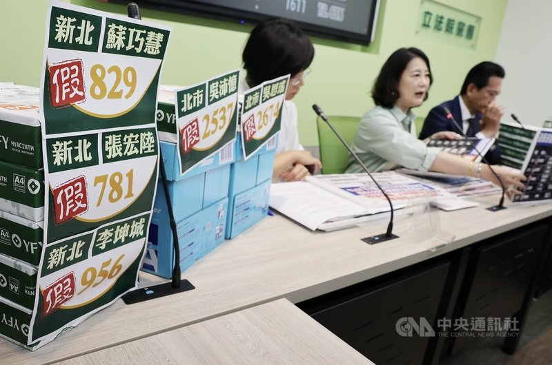 民進黨立法院黨團幹事長吳思瑤(中)、立委林俊憲(右)、蘇巧慧(左)25日舉行「國民黨=作弊黨!造假是家常便飯,道歉比登天還難,還不道歉」記者會,質疑國民黨從以前到現在的偽造罷免連署情形,是系統性犯罪。中央社記者郭日曉攝 114年6月25日