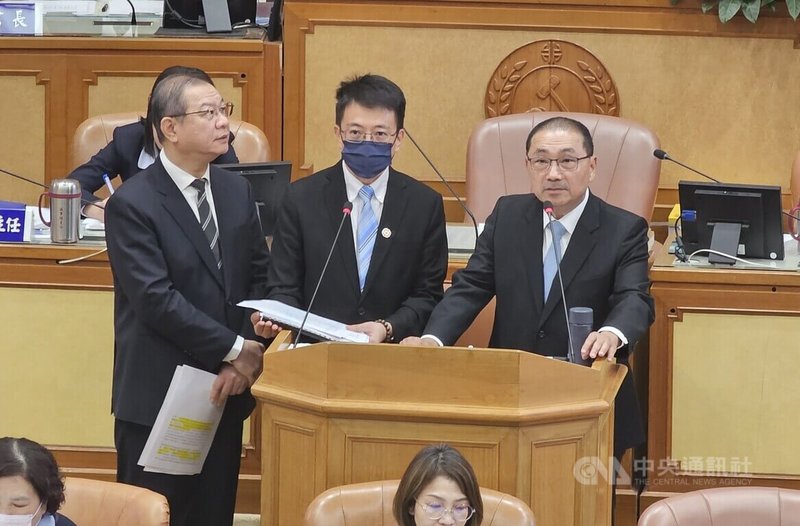 民眾黨議員陳世軒25日稱警方為抓飆車族,會滲透群組當臥底;新北警局長廖訓誠(左)表示,這個是網路巡查,不能講臥底;但群組審核愈來愈嚴,要加入不是那麼簡單。中央社記者王鴻國攝 114年6月25日