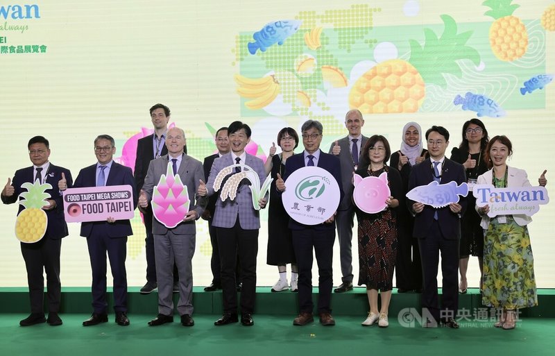 2025年台北國際食品系列展25日開幕,今年有日本、澳洲、韓國、新加坡等33國來台參展。農業部長陳駿季(前右4)等人出席台灣館啟動儀式並合影。中央社記者王飛華攝 114年6月25日