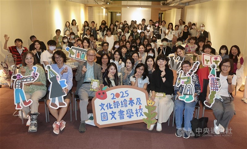 為支持原創繪本發展,文化部推出一系列政策,包括成立「繪本及圖文書學校」,「繪本及圖文書創作新秀獎勵」,25日更宣布增設「金繪獎」, 總獎金高達327萬元。圖為文化部長李遠出席「繪本及圖文書學校」開學活動。(中央社檔案照片)