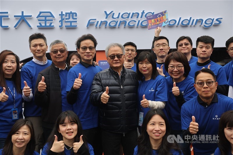 圖為2025台灣大學校園徵才博覽會中元大金攤位。(中央社檔案照片)