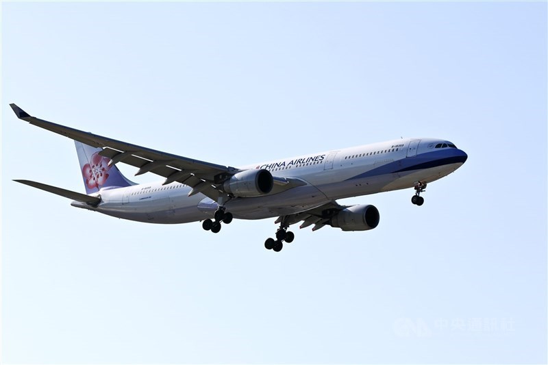 華航董事會25日決議引進5架A350-900航機以及8架A321neo客機。圖為2025年1月在桃園國際機場外拍攝的華航客機。(中央社檔案照片)