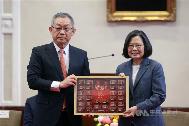 中華職棒味全龍隊25日公告,原本球隊的公司董事長徐文芳(左)因職涯規劃請辭。(中央社檔案照片)