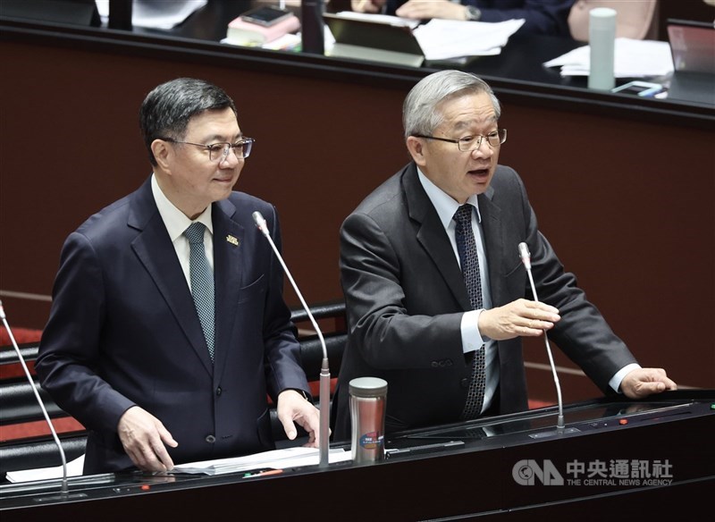 圖為國科會主委吳誠文(右)於立法院談AI國力議題。 (中央社檔案照片)
