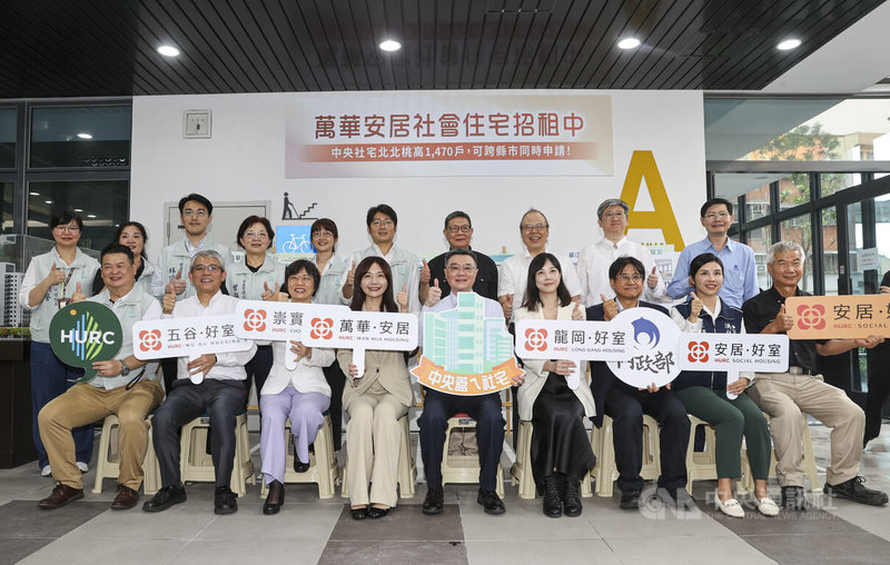 行政院長卓榮泰(前左5)與內政部長劉世芳(前左3)、民進黨立委吳沛憶(前左4)等人25日午後出席「2025第2季中央社會住宅萬華安居開箱活動」,並一同合影。中央社記者鄭清元攝 114年6月25日