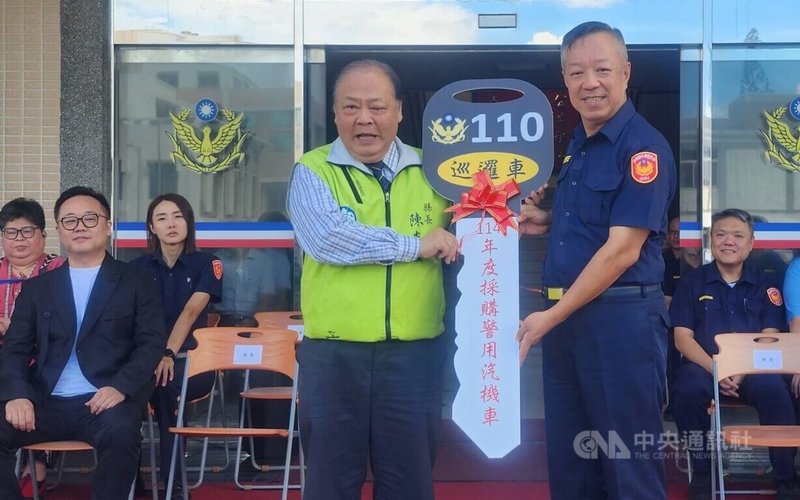 澎湖縣政府警察局今年採購偵防與巡邏車,25日在警局前廣場舉行114年度購車交車典禮,澎湖縣長陳光復(前左)、澎湖縣警察局長林温柔(前右)出席。中央社 114年6月25日