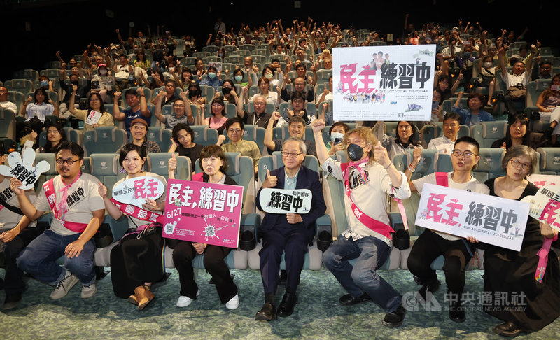 文化部長李遠(前右4)25日在台北信義威秀影城出席紀錄片「民主,練習中」首映會,與紀錄片導演楊正欣(前右5)、配樂朱頭皮(前右3)等人和出席首映會的民眾合影。中央社記者張新偉攝114年6月25日