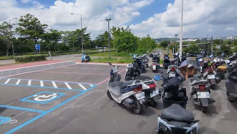 苗栗縣後龍鎮公所在高鐵站區周邊增設2處免費臨時停車場,民眾抱怨機車亂停,甚至擋到身障友善停車格;後龍鎮長謝清輝表示,希望民眾發揮公德心,按照汽、機車格位停放。(民眾提供)中央社記者管瑞平傳真 114年6月25日