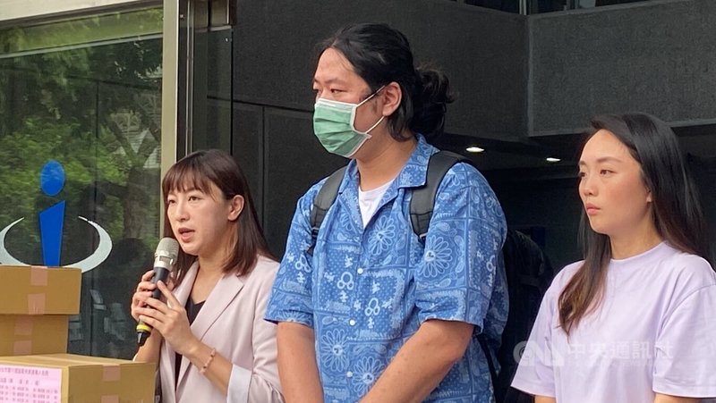 民進黨新北市議員陳乃瑜(左1)25日陪同新北市國民黨立委羅明才罷免案的領銜人吳柏瑋(中)前往新北選委會完成補件。對於羅明才助理涉偽造罷免陳乃瑜連署書遭聲請羈押,陳乃瑜表示,尊重司法調查與偵辦進度,希望外界給予司法空間。中央社記者黃旭昇新北攝 114年6月25日