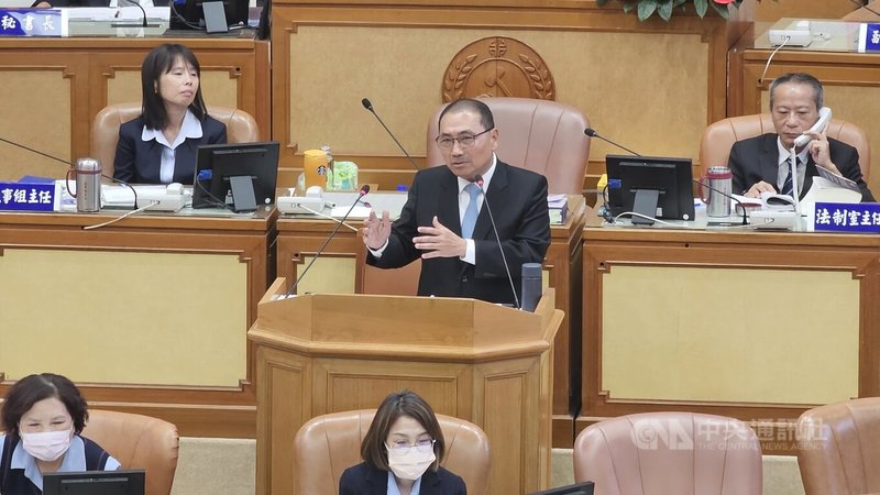 新北市長侯友宜（中）25日針對中央7月要針對全國的防空避難空間做大稽查一事表示，他也是看到新聞才知道。中央社記者王鴻國攝  114年6月25日