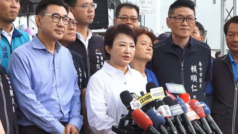 總統賴清德24日發表「團結國家十講」第二講。台中市長盧秀燕(前左2)25日表示,總統要開講,她尊重,但建議要談談民生疾苦,讓產業、經濟能夠有所幫助。(台中市政府提供)中央社記者蘇木春傳真 114年6月25日