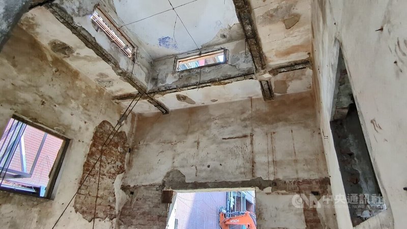 台中中區巷道內一處鐵皮建物日前拆除時,意外發現一棟造型奇特建物,外界認為是日治時期「護國山台中寺」遺構,市府已依規啟動暫定古蹟程序。圖為建築內部構造。中央社記者蘇木春攝 114年6月25日