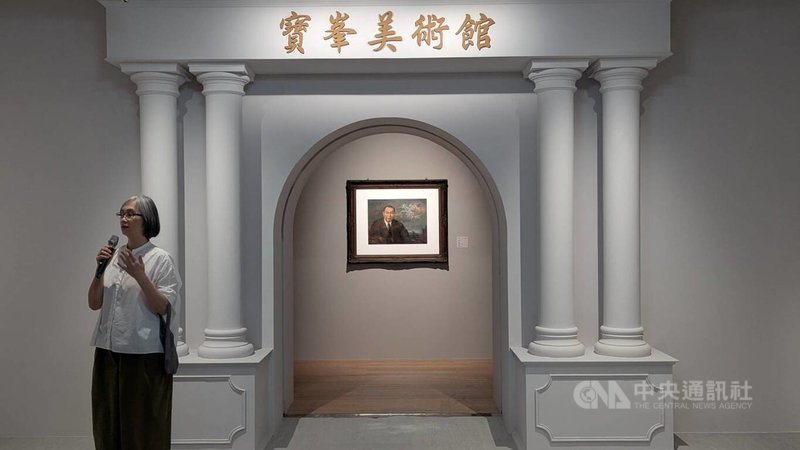 台北市立美術館26日起將展出「懷德樂美—倪蔣懷紀念展」,其中特別在展間打造前輩藝術家倪蔣懷生前希望設立的寶峯美術館,策展人廖春鈴(圖)介紹,入口畫作為畫家洪瑞麟繪製的倪蔣懷肖像。中央社記者王寶兒攝 114年6月25日