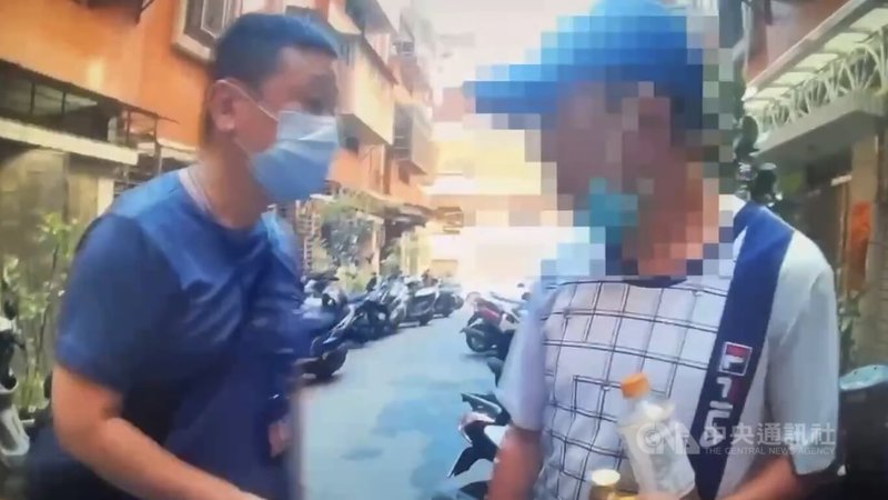 台北市大安區某間連鎖知名便當店的保險箱近日不翼而飛,損失約新台幣2.5萬元,警方透過監視器畫面追查,發現是前員工54歲陳姓男子(右)缺錢犯案。(翻攝照片)中央社記者黃麗芸傳真 114年6月25日