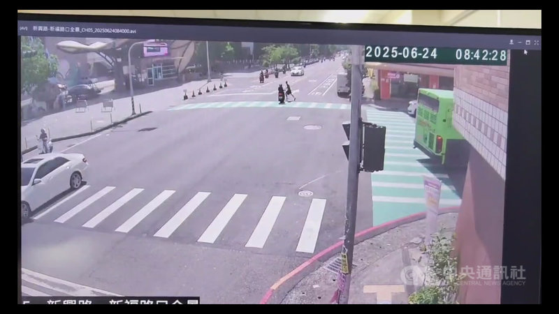 呂姓女子24日騎乘機車行經台中市太平區新光國小前,疑因闖紅燈撞上行人穿越道上的13歲張姓少年,造成少年多處擦挫傷、尾椎骨裂。(翻攝照片)中央社記者蘇木春傳真 114年6月25日
