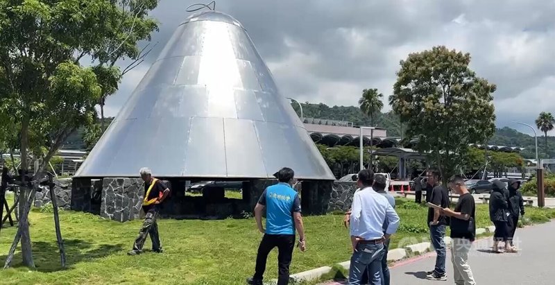 台東火車站前設有一座達悟族銀盔意象的大型裝置藝術,民眾反映在烈日下反光強烈刺眼,影響附近居民。交通部鐵道局東部工程分局24日邀集相關單位會勘後,決議短期內先以活動式遮蔽物封阻反光源。中央社記者盧太城台東攝 114年6月25日