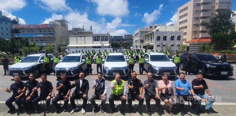 澎湖縣警察局25日在警局前廣場舉行114年度購車及民間贈車交車典禮,縣長陳光復(前右6)等人出席。中央社 114年6月25日