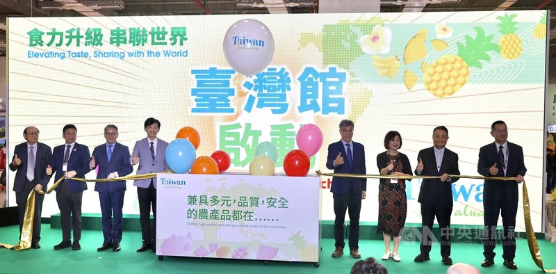 2025年台北國際食品系列展25日開幕,農業部長陳駿季(右4)等人出席台灣館啟動儀式。中央社記者王飛華攝 114年6月25日