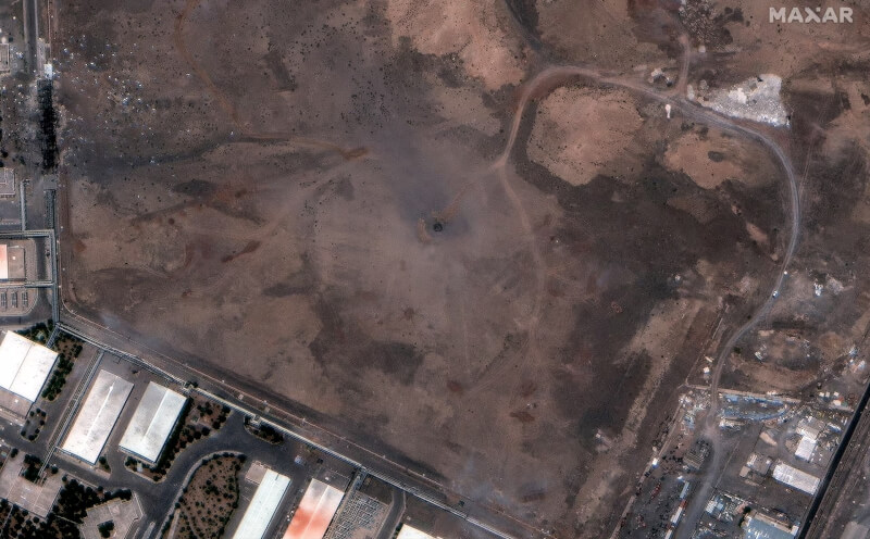 衛星圖顯示,伊朗納坦茲附近地下鈾濃縮設施遭到美國空襲後,22日出現一個彈坑。(Maxar Technologies/Handout via 路透社)