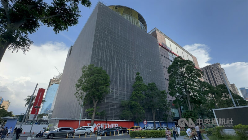 新光三越台中中港店2025年2月13日氣爆,目前正依修復計畫施工,建物外觀搭起工程鷹架及防護網。中央社記者趙麗妍攝 114年6月21日