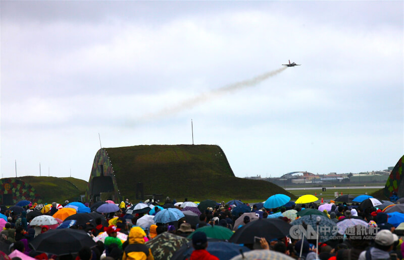 新竹空軍基地2017年對外開放參觀,大批民眾冒雨前來欣賞戰機精彩特技操演。(中央社檔案照片)
