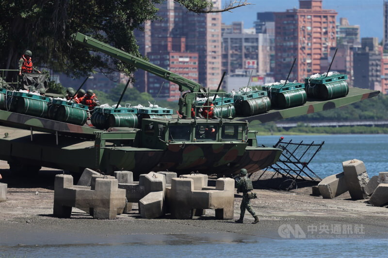 去年國軍漢光40號實兵演習,官兵在淡水河進行河道阻絕設置,國軍於河岸上進行整備。(中央社檔案照片)